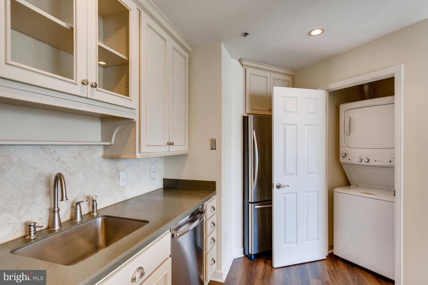 100 Harborview Drive, Unit 612 Baltimore, MD 21230 - Photo 18 of 41 In Unit Washer/Dryer