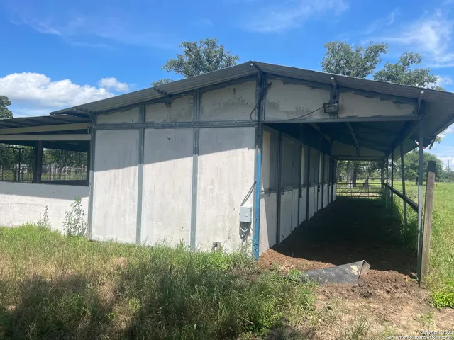 $275,000 | 1130 Blacksmith Row, Weimar, TX 78962