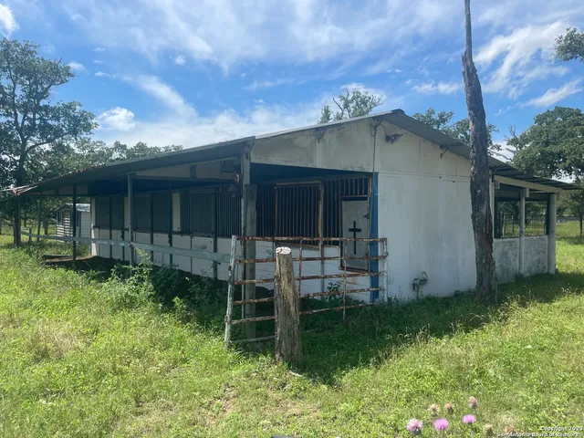 $275,000 | 1130 Blacksmith Row, Weimar, TX 78962