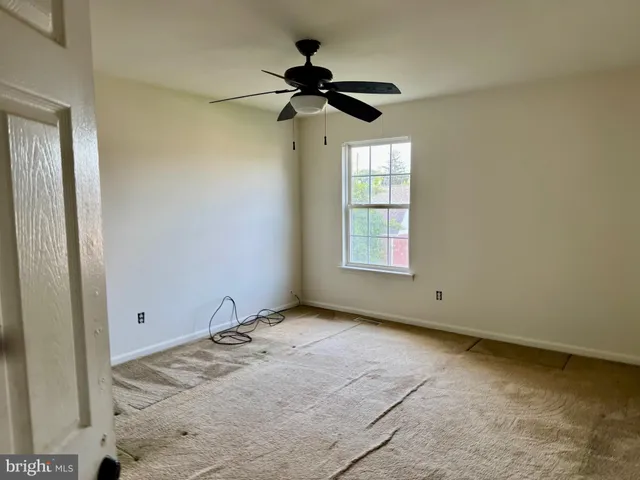 a view of empty room with window