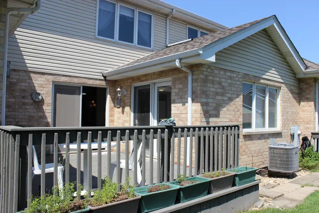 $324,900 | 13537 Latrobe Avenue, Unit 7, Crestwood, IL 60418