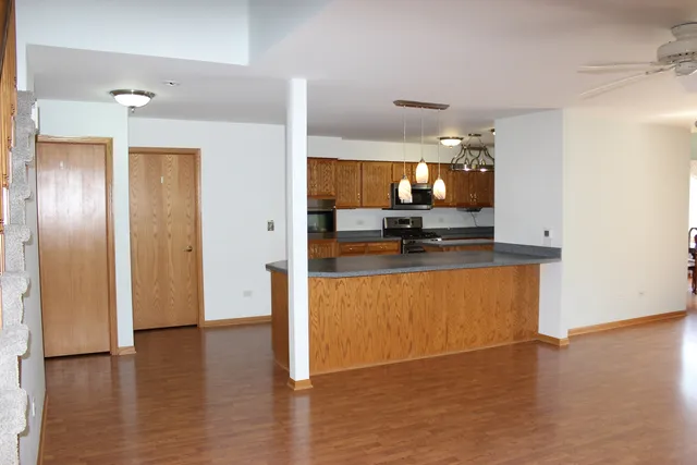 $324,900 | 13537 Latrobe Avenue, Unit 7, Crestwood, IL 60418