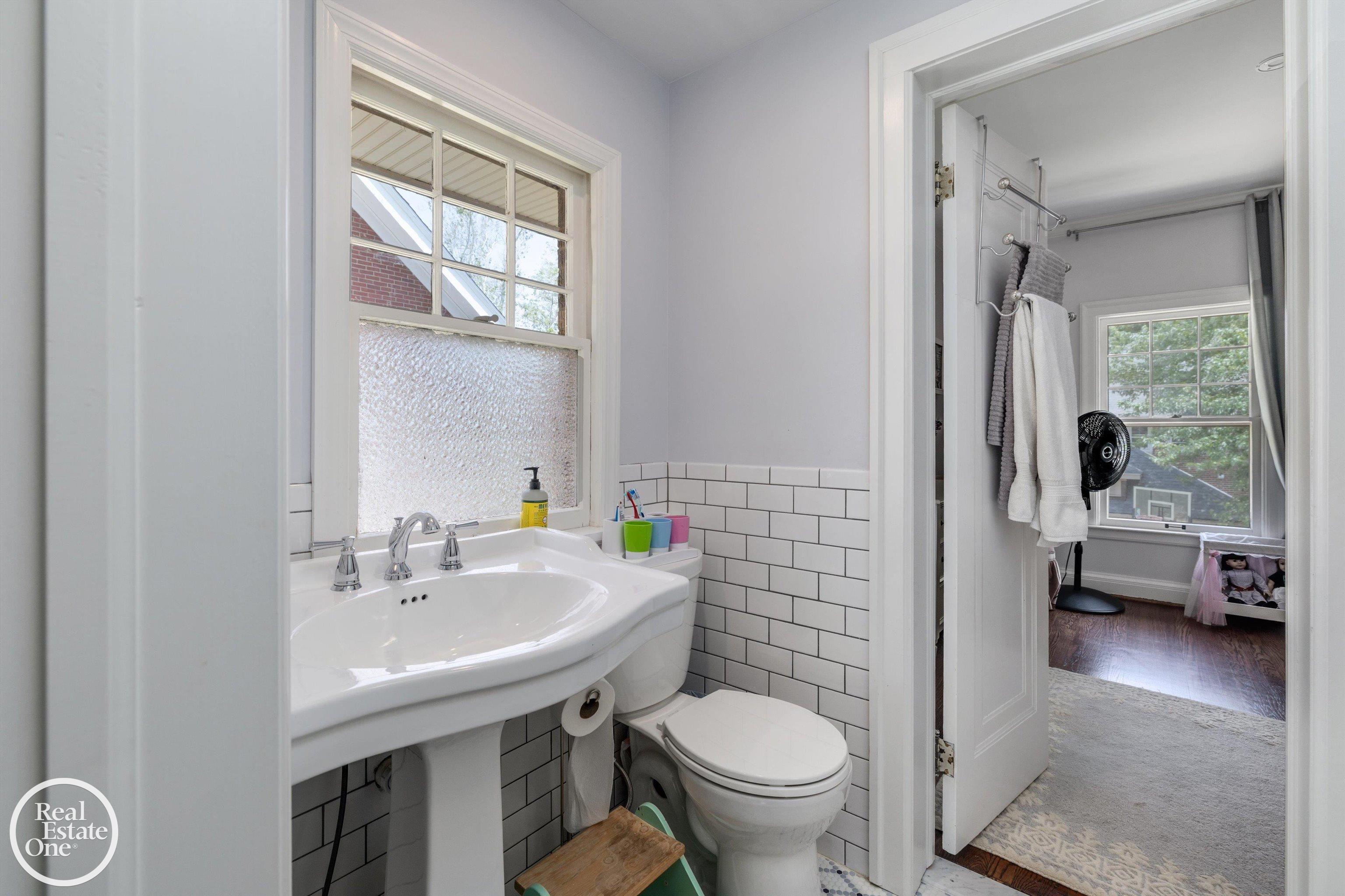 858 Bedford Road Grosse Pointe, MI 48230 - Photo 31 of 55 Jack & Jill Bathroom