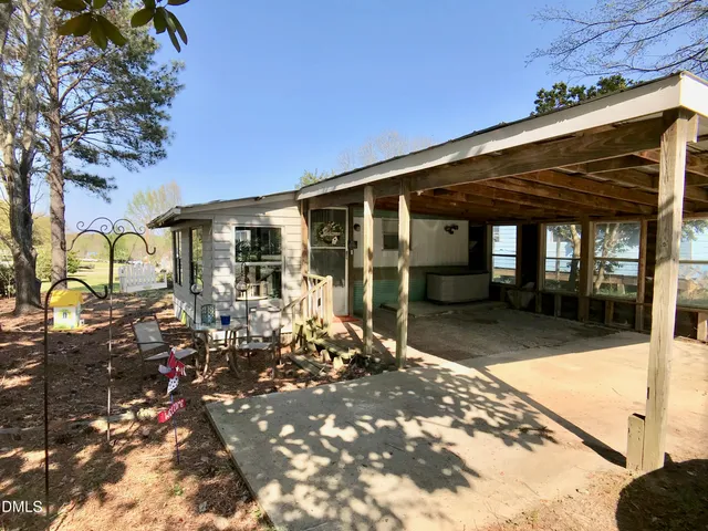 a view of backyard of the house
