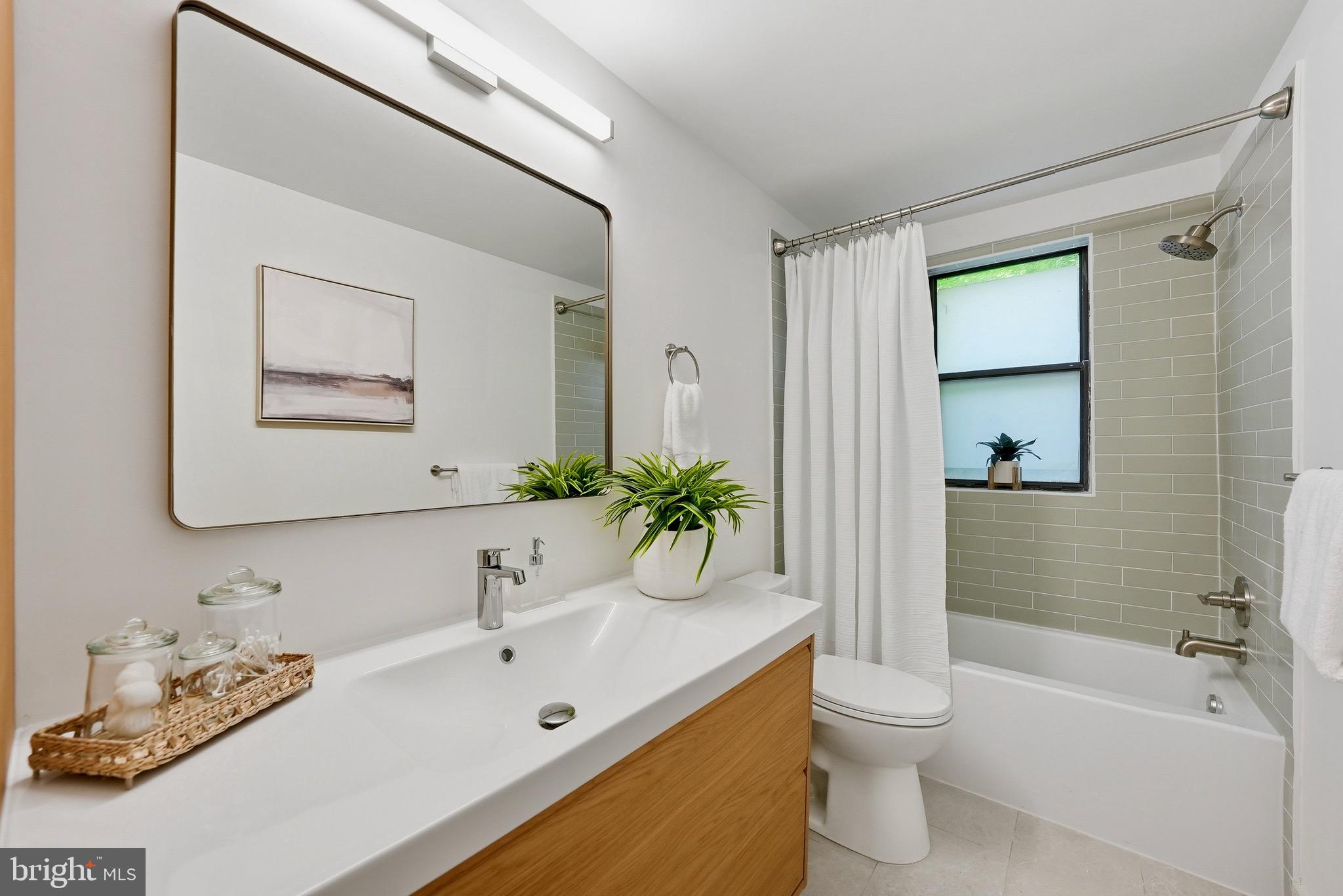1727 R Street Northwest, Unit 203 Washington, DC 20009 - Photo 19 of 24 Full Bathroom