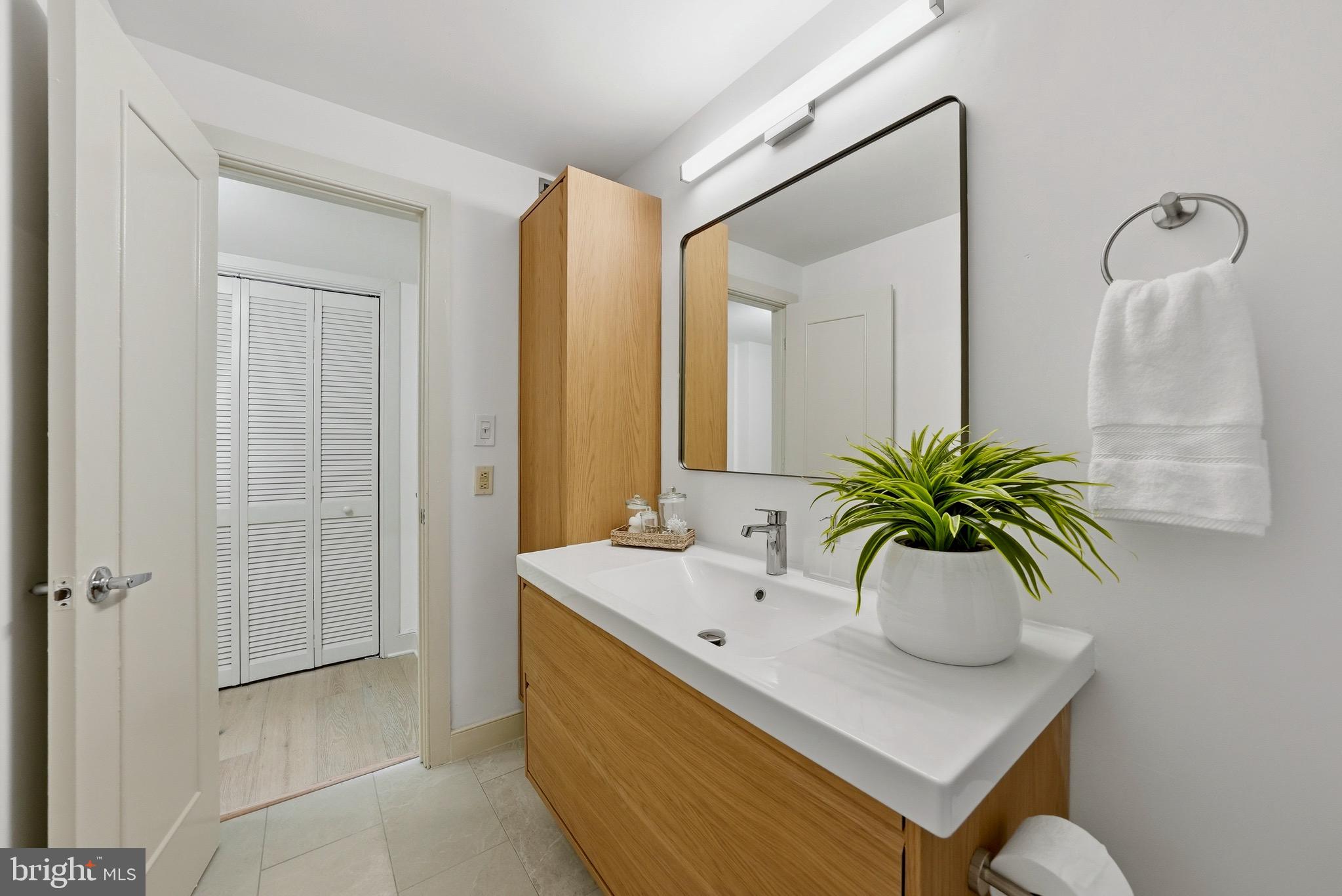 1727 R Street Northwest, Unit 203 Washington, DC 20009 - Photo 20 of 24 Full Bathroom