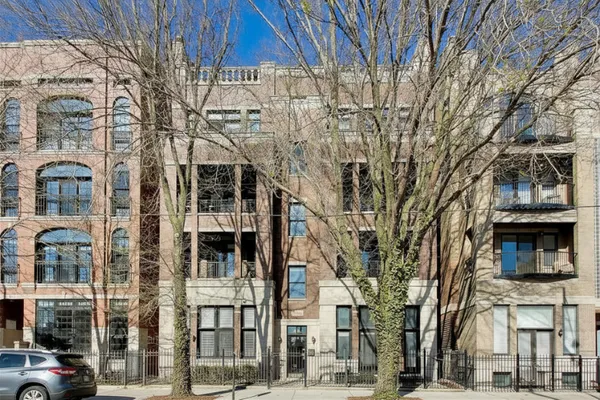 $1,050,000 | 3346 North Southport Avenue, Unit 1N, Chicago, IL 60657