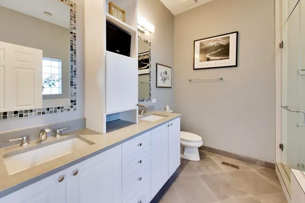 $1,050,000 | 3346 North Southport Avenue, Unit 1N, Chicago, IL 60657