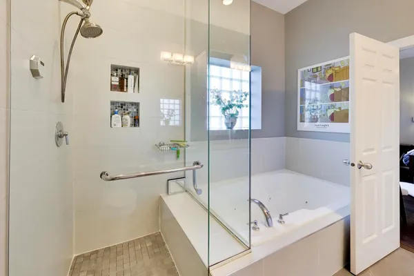 $1,050,000 | 3346 North Southport Avenue, Unit 1N, Chicago, IL 60657