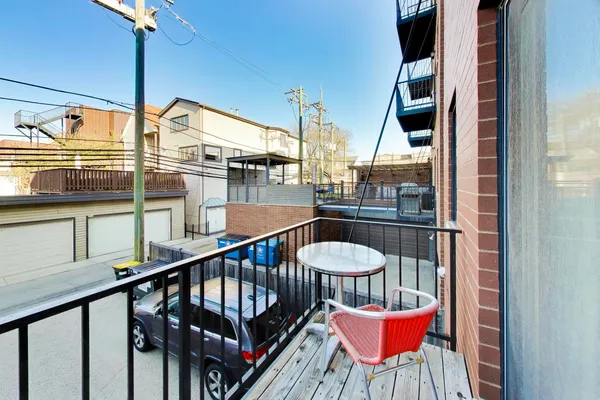 $1,050,000 | 3346 North Southport Avenue, Unit 1N, Chicago, IL 60657