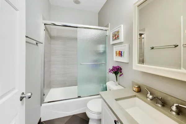 $1,050,000 | 3346 North Southport Avenue, Unit 1N, Chicago, IL 60657
