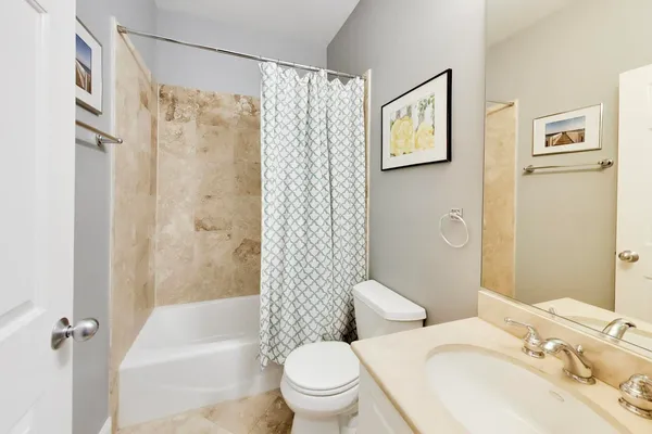 $1,050,000 | 3346 North Southport Avenue, Unit 1N, Chicago, IL 60657