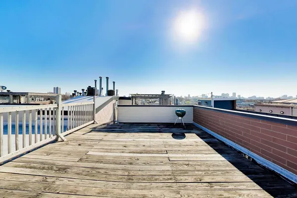 $1,050,000 | 3346 North Southport Avenue, Unit 1N, Chicago, IL 60657