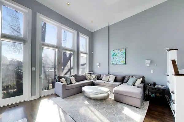 $1,050,000 | 3346 North Southport Avenue, Unit 1N, Chicago, IL 60657