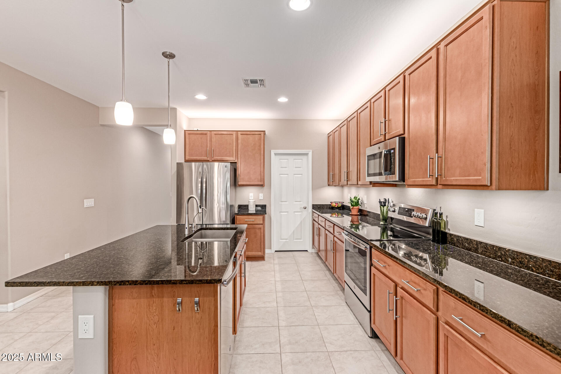 3235 West Carter Road Phoenix, AZ 85041 - Photo 8 of 64 Kitchen