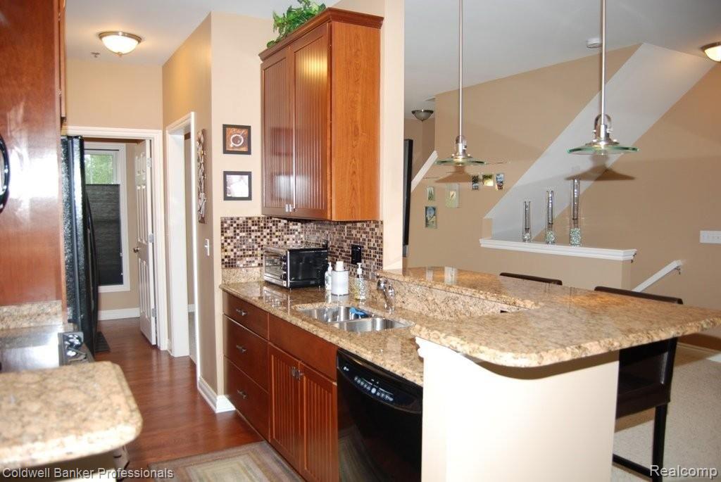 45870 South Stonewood Road Canton, MI 48187 - Photo 14 of 25 Kitchen Pic. #3
