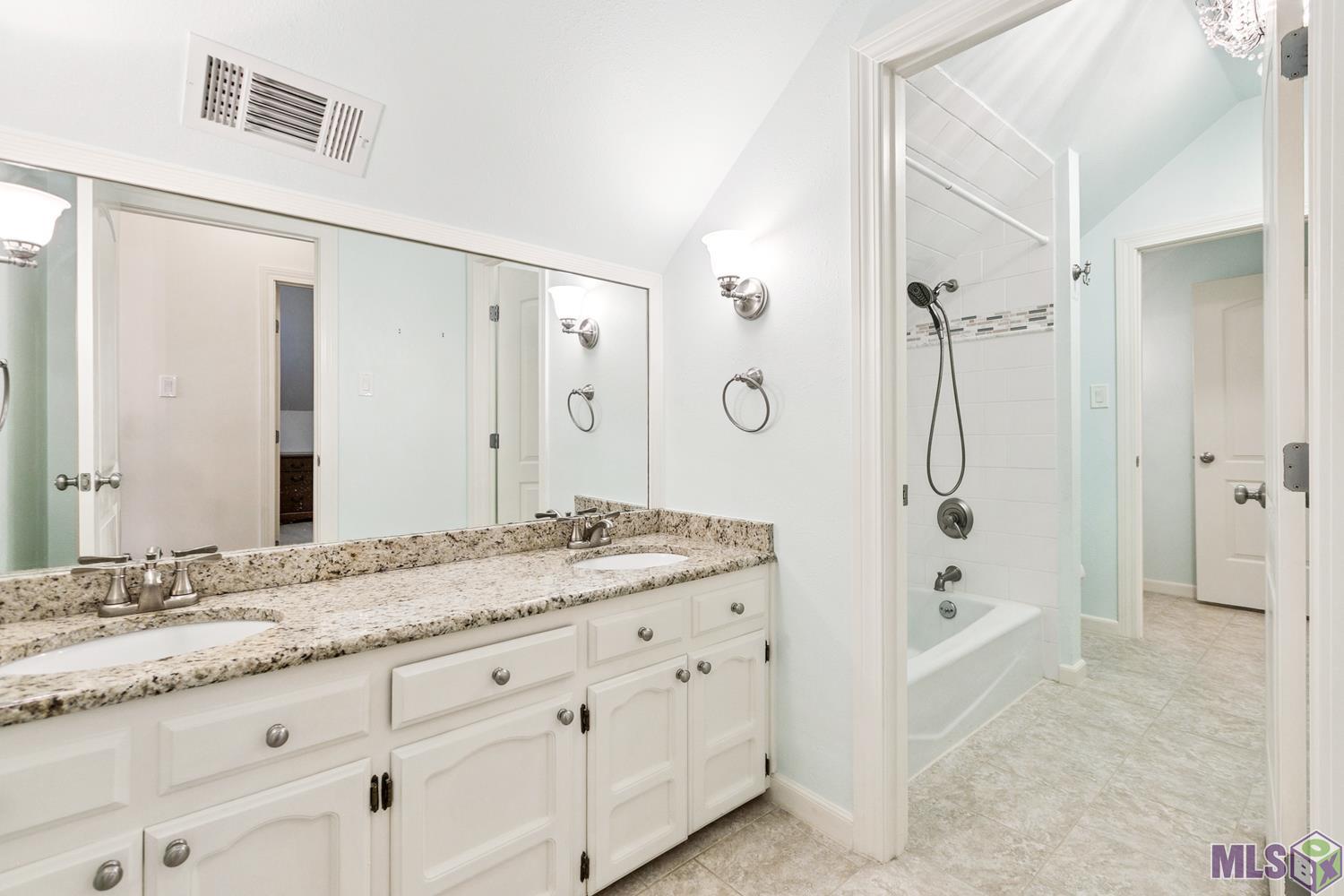 3635 Woodland Ridge Boulevard Baton Rouge, LA 70816 - Photo 15 of 21 BATH UPSTAIRS-UNIQUE READ DISCRIPTION