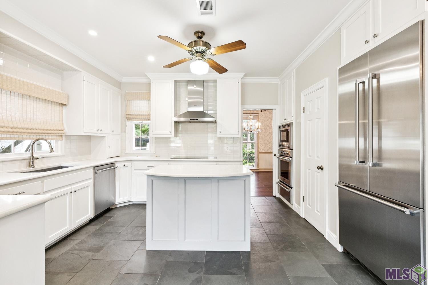 3635 Woodland Ridge Boulevard Baton Rouge, LA 70816 - Photo 3 of 21 KITCHEN -BUILT IN REFRIGERATOR/FREEZER- OVEN EQUIPPED WITH FEATURES