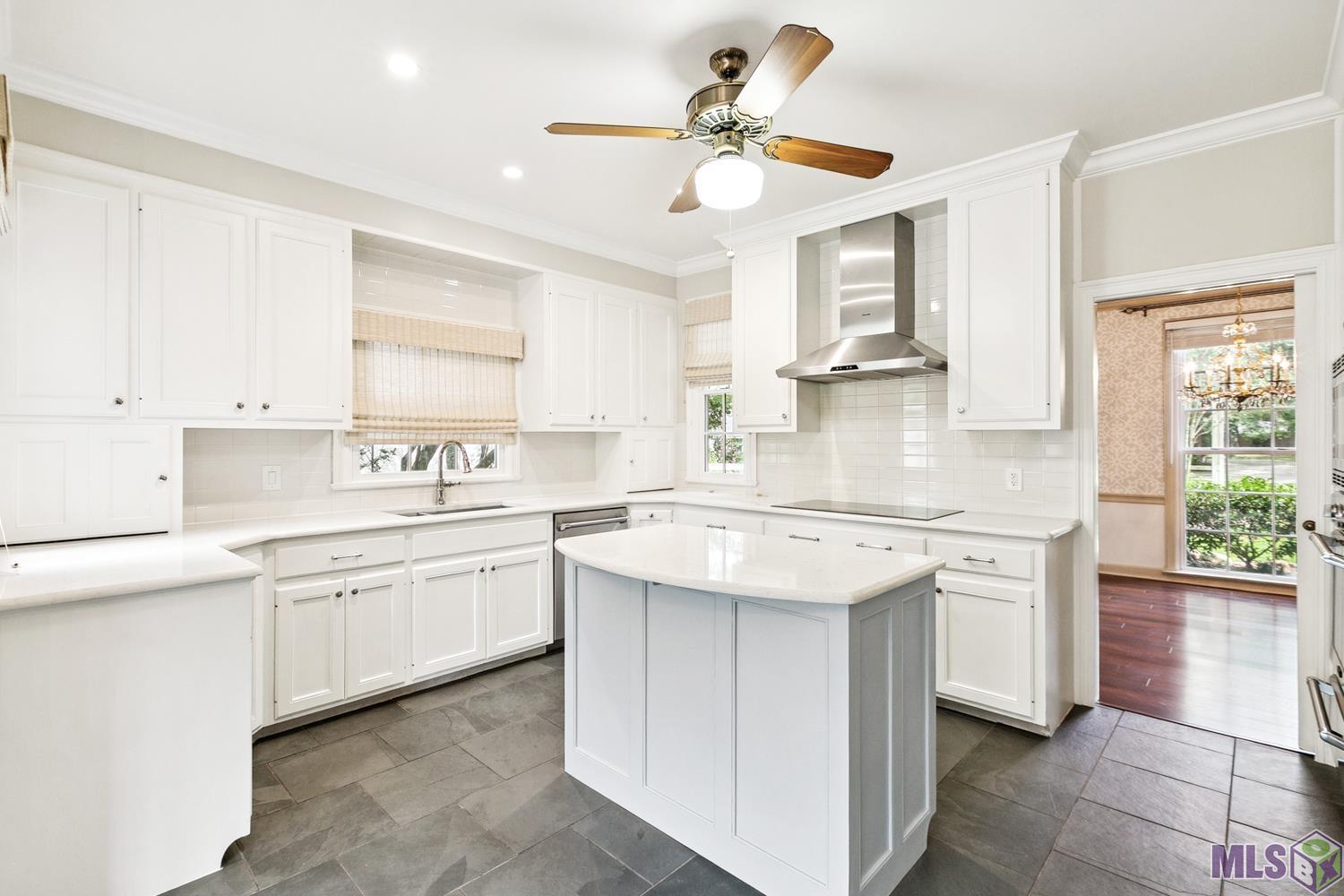 3635 Woodland Ridge Boulevard Baton Rouge, LA 70816 - Photo 4 of 21 KITCHEN - ISLAND - STAINLESS STEEL APPLIANCES
