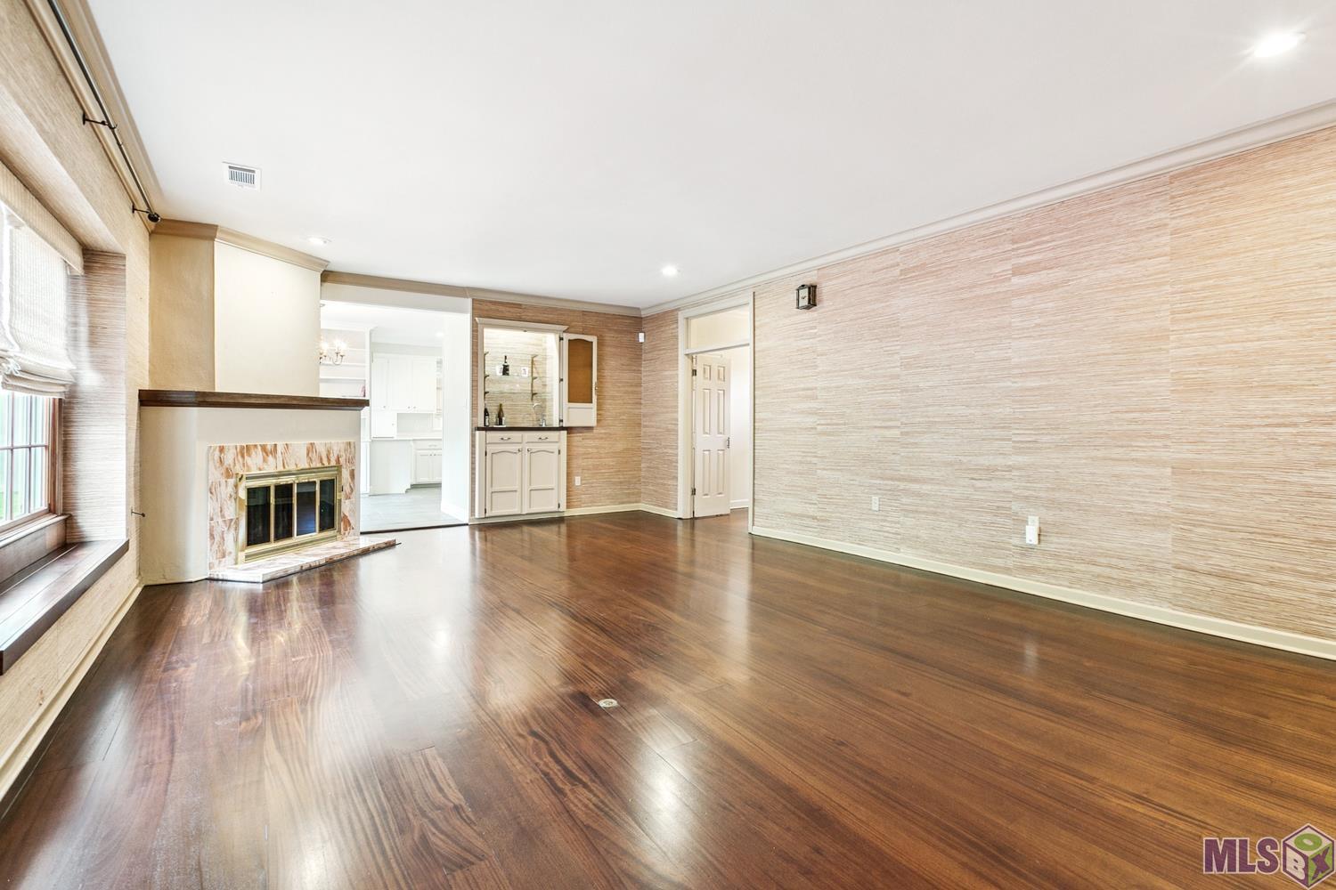 3635 Woodland Ridge Boulevard Baton Rouge, LA 70816 - Photo 9 of 21 LIVING RM FLOWS TO BREAKFAST RM IN KITCHEN