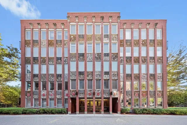 $215,000 | 1041 Susan Collins Lane, Unit 304, Oak Park, IL 60302