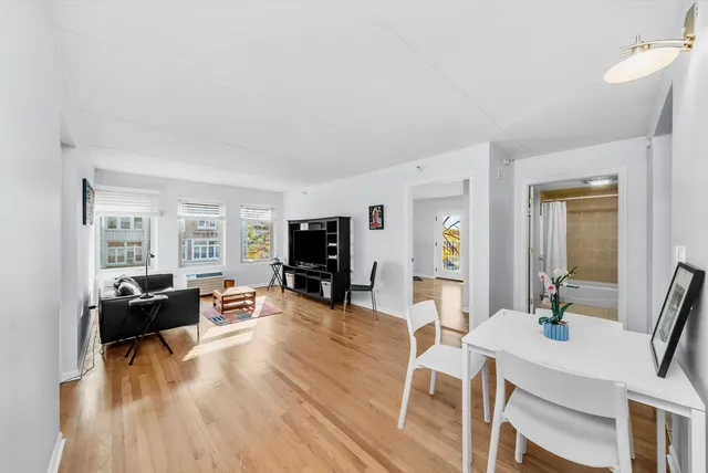 $215,000 | 1041 Susan Collins Lane, Unit 304, Oak Park, IL 60302