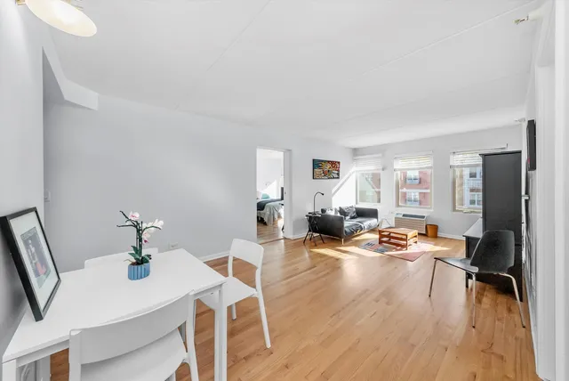 $215,000 | 1041 Susan Collins Lane, Unit 304, Oak Park, IL 60302