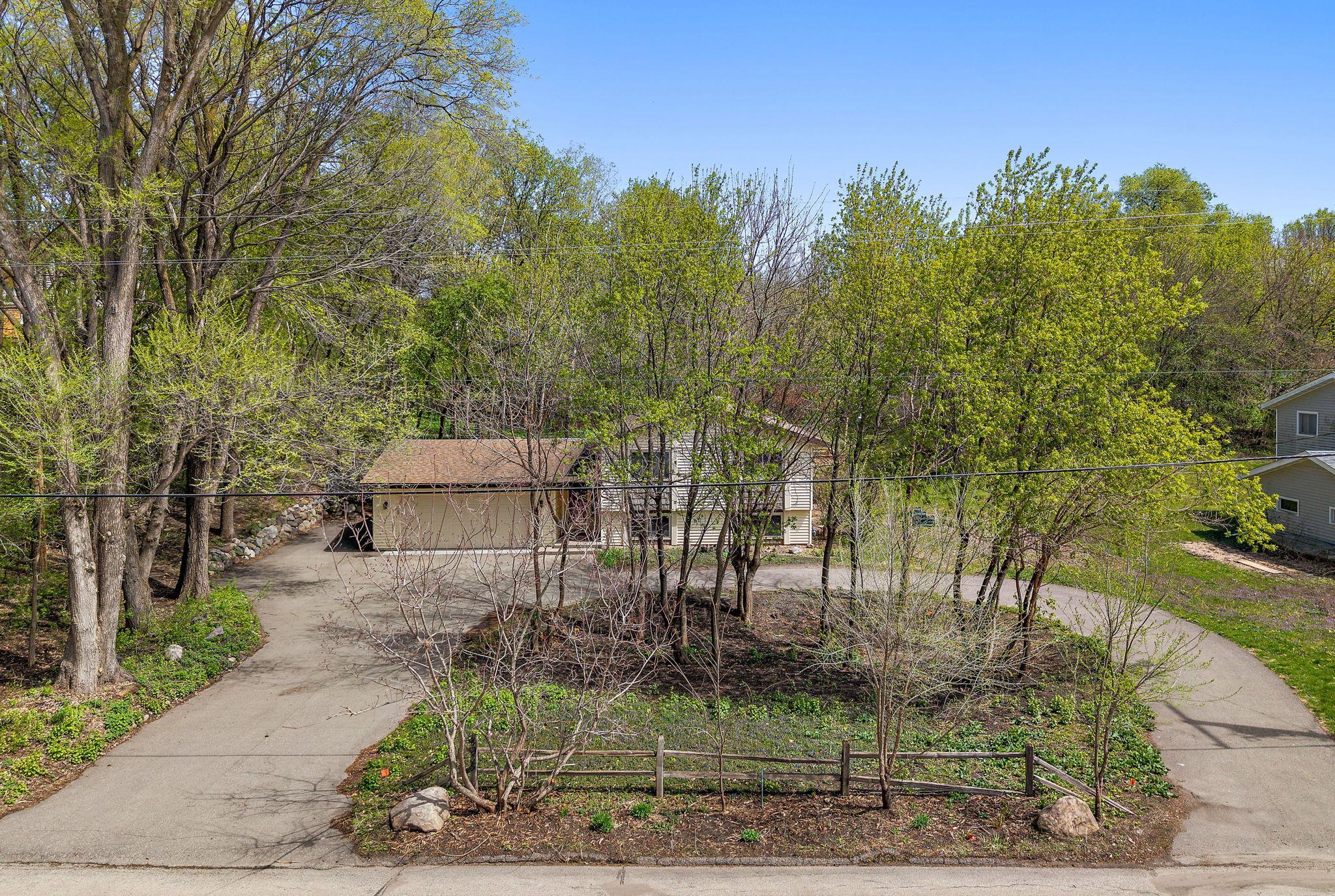 4935 Woodland Road Minnetonka, MN 55345 - Photo 17 of 35
