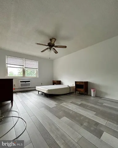 a view of livingroom with furniture and ceiling fan