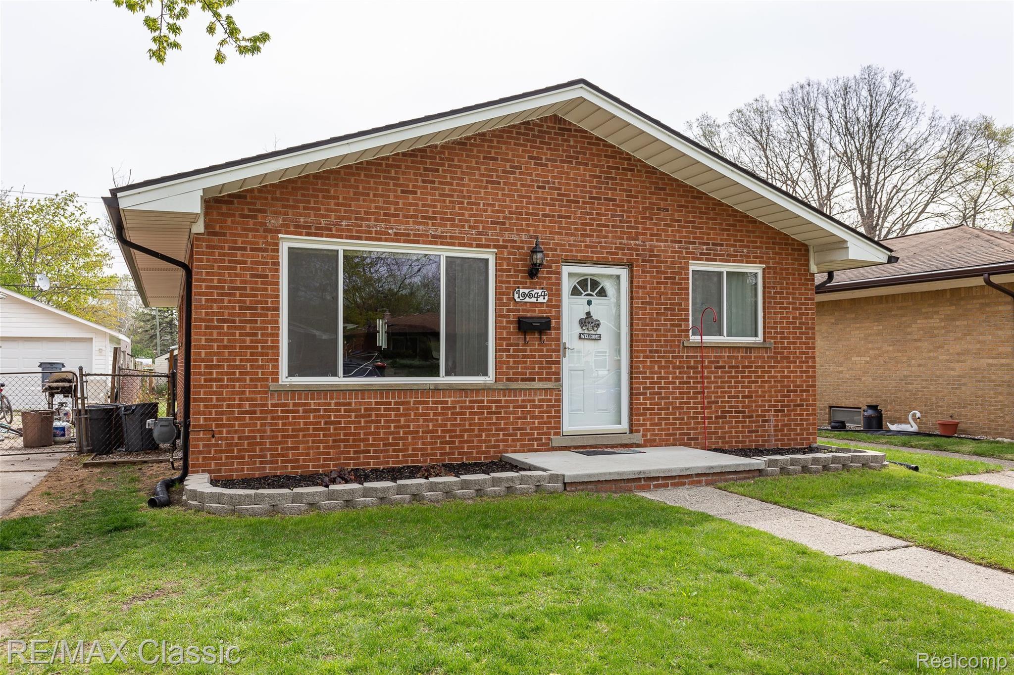 19644 Rensellor Street Livonia, MI 48152 - Photo 34 of 34 19644 rensellor exteriors (1).jpg