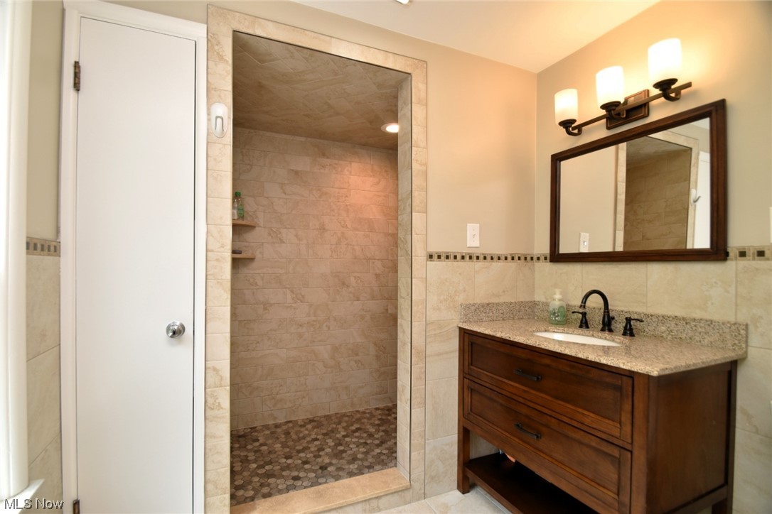 22175 Rye Road Beachwood, OH 44122 - Photo 17 of 27 Updated en-suite primary bath