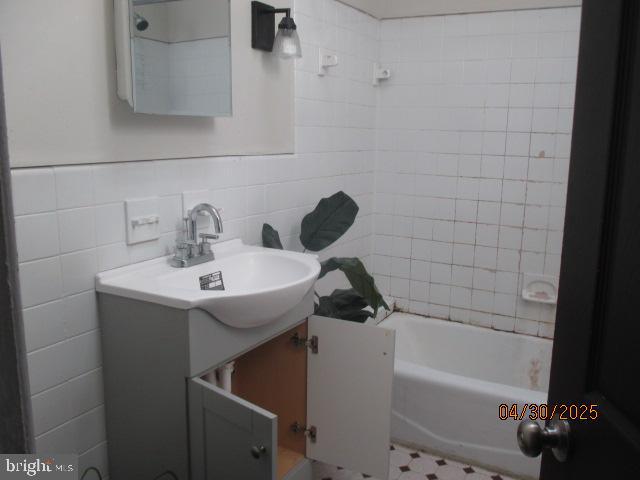 6535 Windsor Street Philadelphia, PA 19142 - Photo 7 of 14 a bathroom with a sink and a bathtub