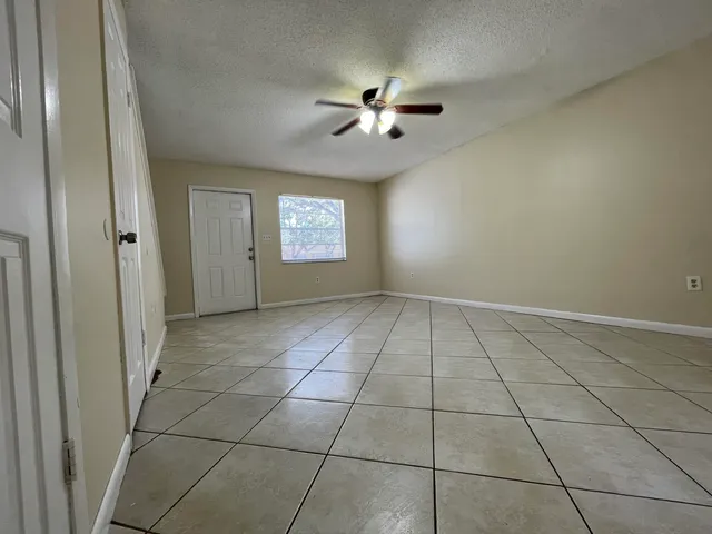 $1,600 | 2016 South 10th Street, Unit A, Fort Pierce, FL 34950