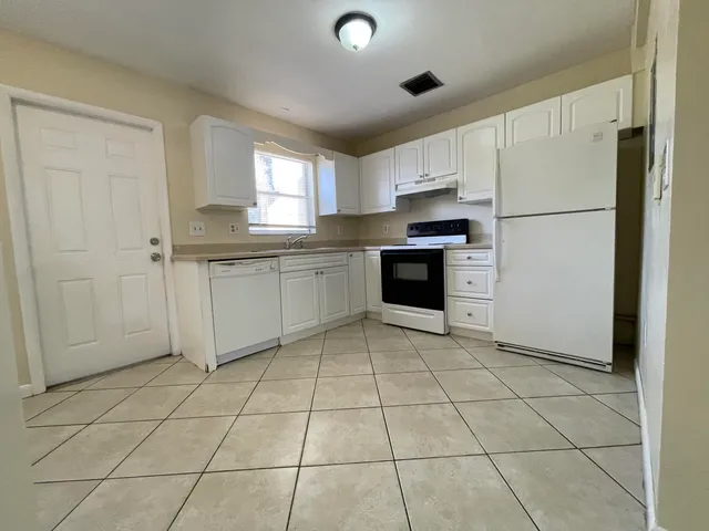 $1,600 | 2016 South 10th Street, Unit A, Fort Pierce, FL 34950