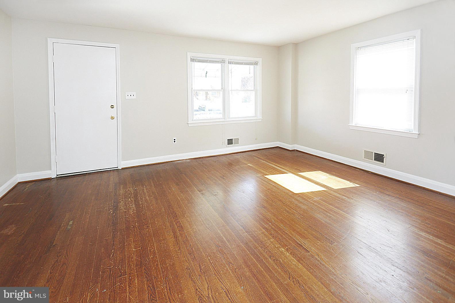 2223 Coralthorn Road Baltimore, MD 21220 - Photo 3 of 24 Living Room