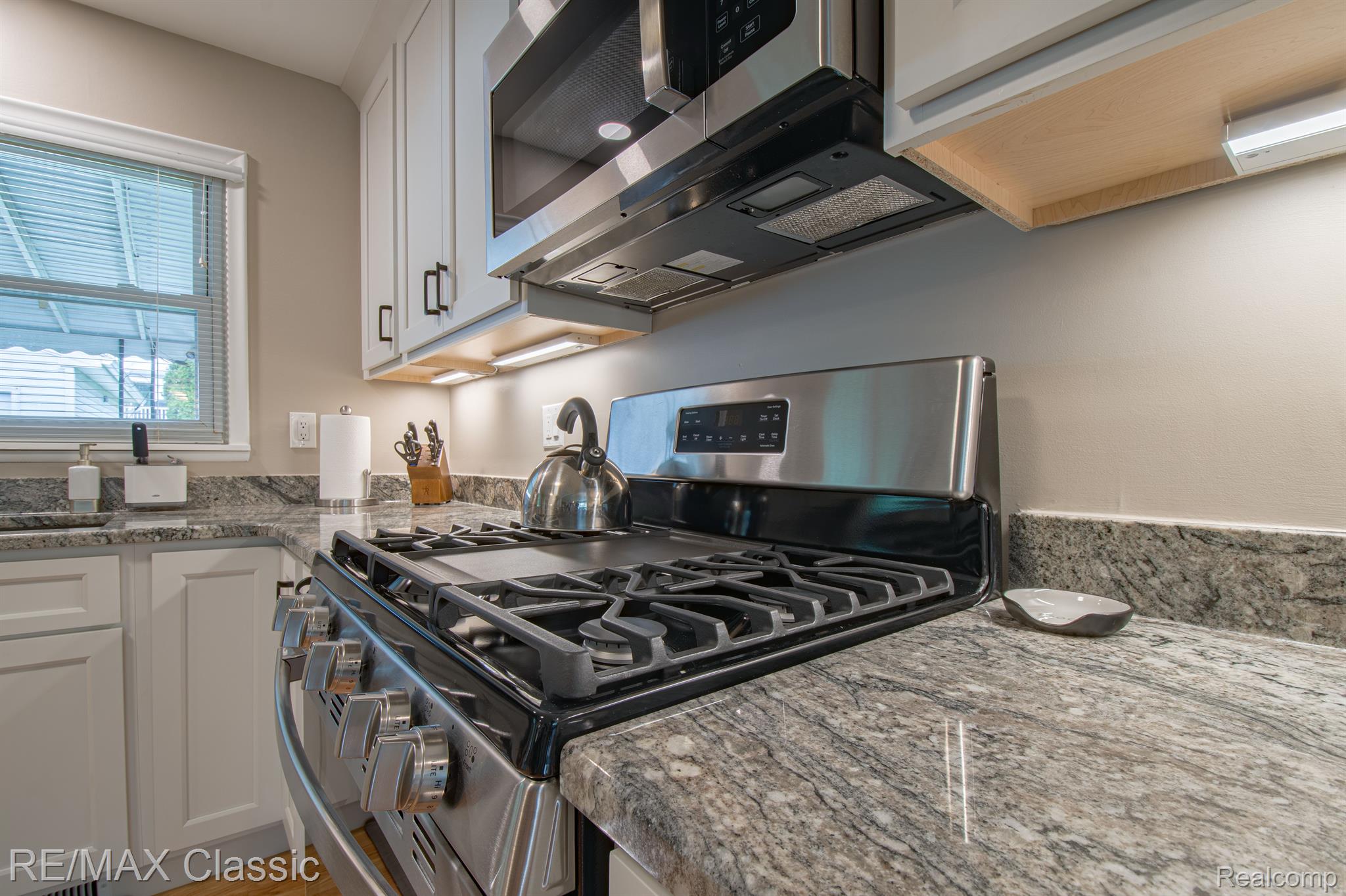 22645 Power Road Farmington, MI 48336 - Photo 9 of 20 Beautiful granite counter tops