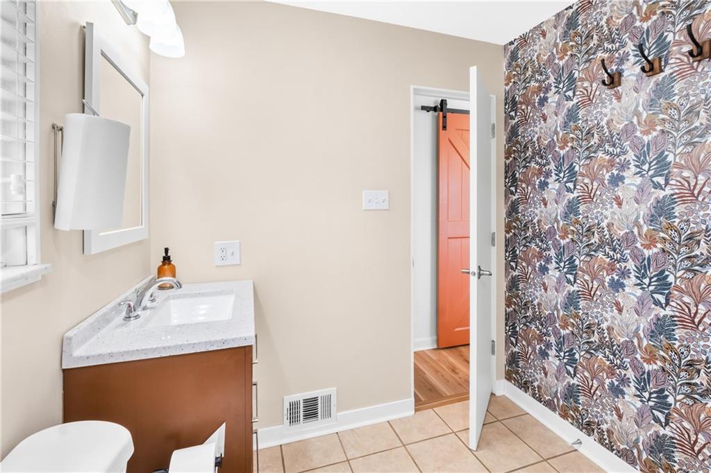 557 Hillcrest Avenue McKees Rocks, PA 15136 - Photo 16 of 40