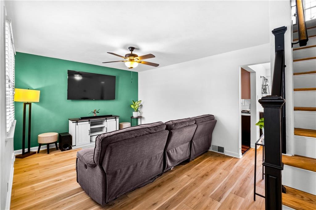 557 Hillcrest Avenue McKees Rocks, PA 15136 - Photo 3 of 40