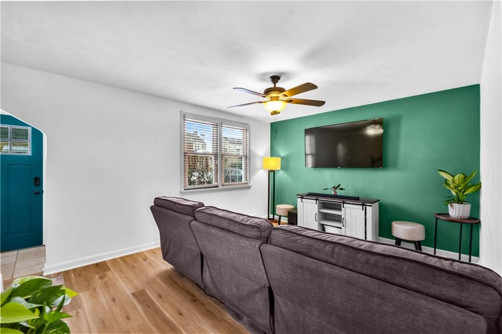 557 Hillcrest Avenue McKees Rocks, PA 15136 - Photo 4 of 40