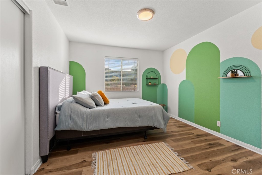 60205 Latham Trail Joshua Tree, CA 92252 - Photo 22 of 38 a bedroom with bed and window