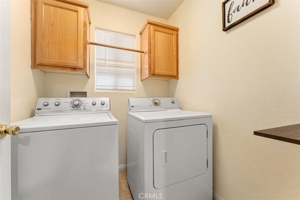 60205 Latham Trail Joshua Tree, CA 92252 - Photo 24 of 38 a utility room with dryer and washer