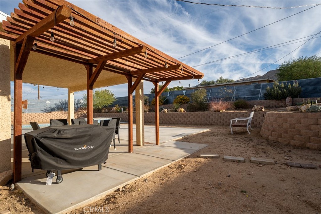 60205 Latham Trail Joshua Tree, CA 92252 - Photo 32 of 38 a living room with furniture
