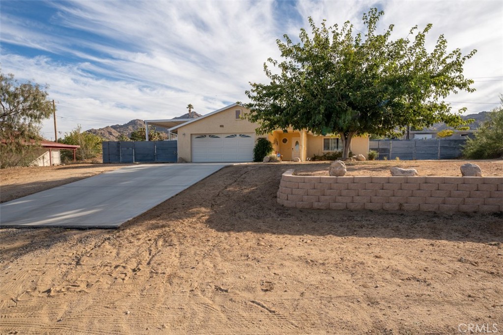 60205 Latham Trail Joshua Tree, CA 92252 - Photo 33 of 38 a view of dirt yard with a large tree