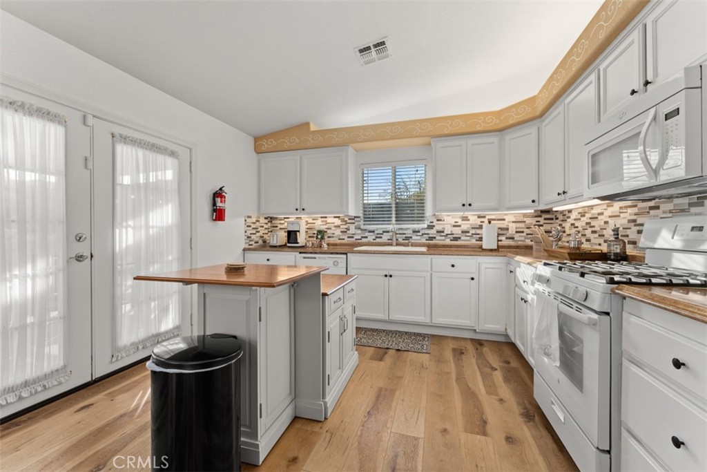 60205 Latham Trail Joshua Tree, CA 92252 - Photo 7 of 38 a kitchen with a sink stove and cabinets