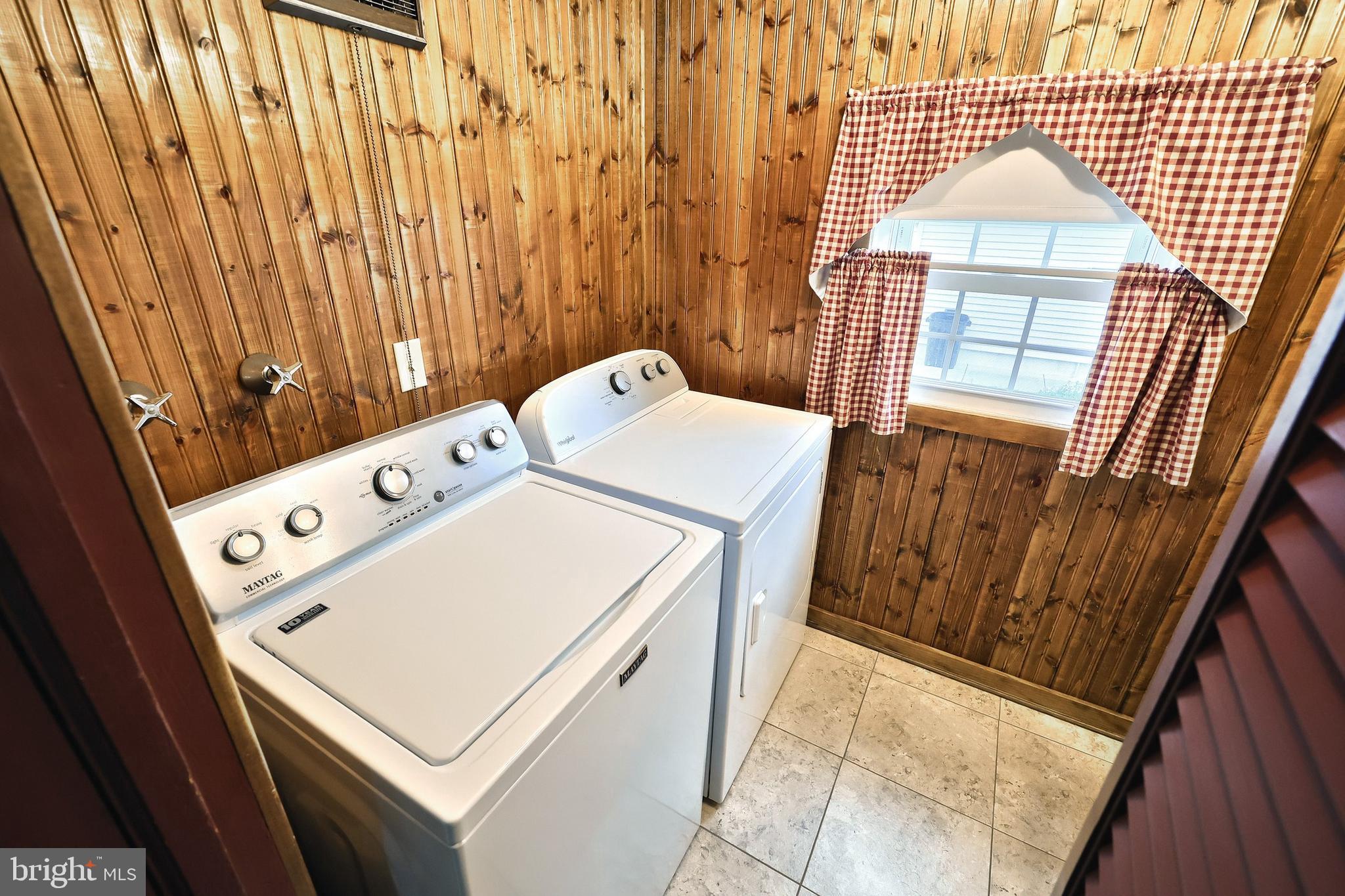 99 5th Street Hanover, PA 17331 - Photo 20 of 38 a utility room with dryer and washer