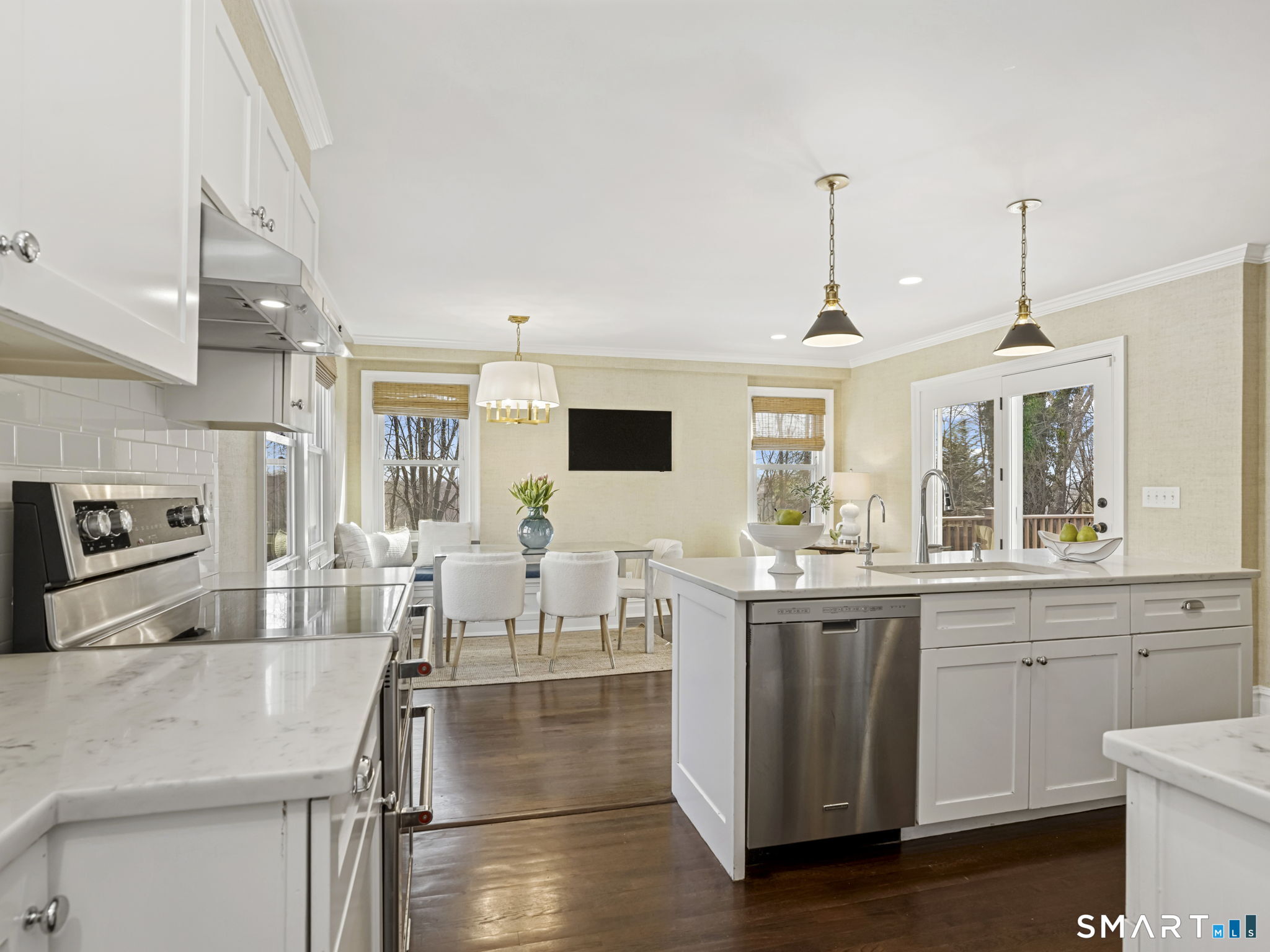 7 Walmsley Road Darien, CT 06820 - Photo 2 of 24