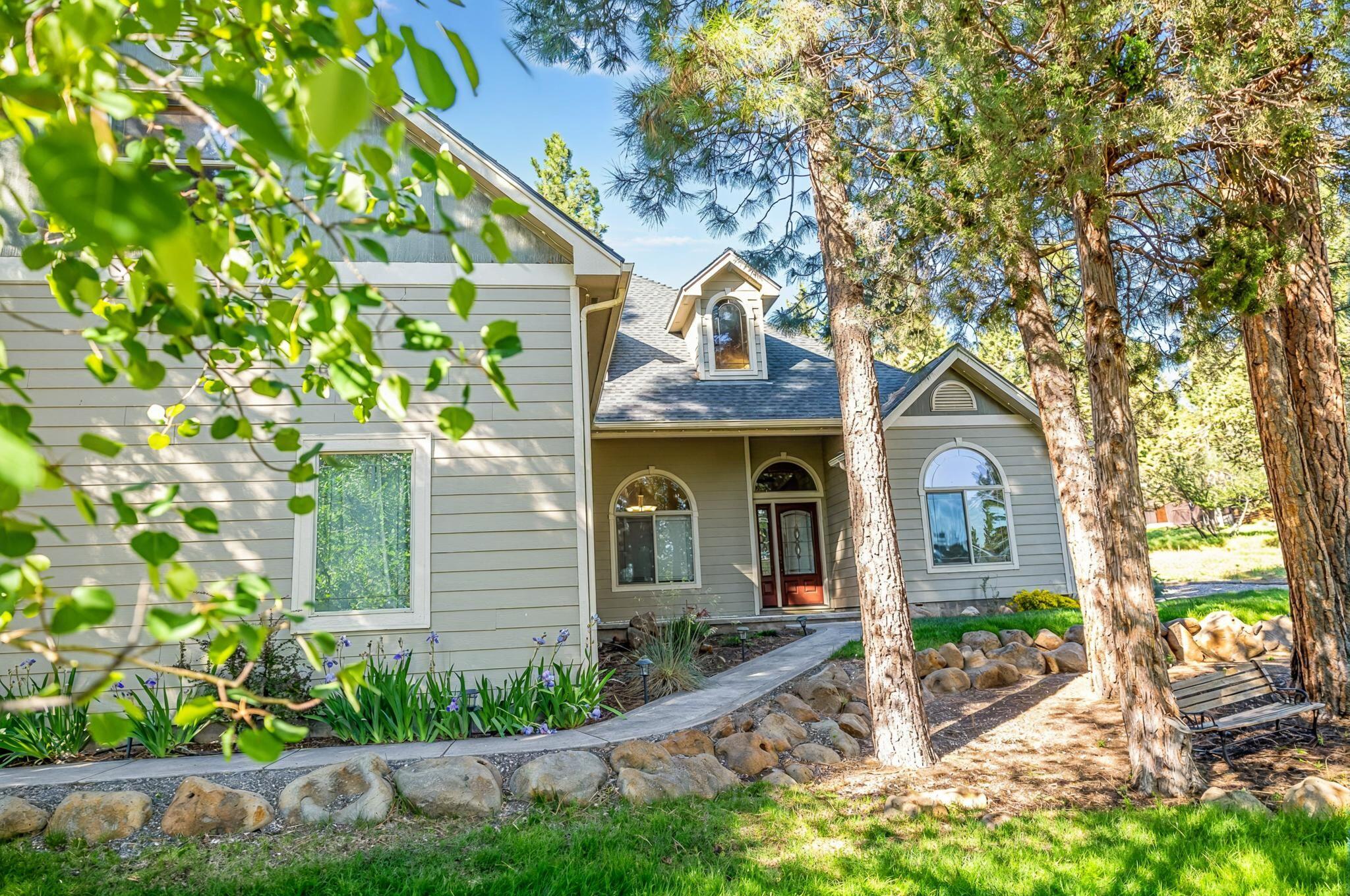 10421 Kestrel Road Klamath Falls, OR 97601 - Photo 51 of 56 a front view of a house with garden