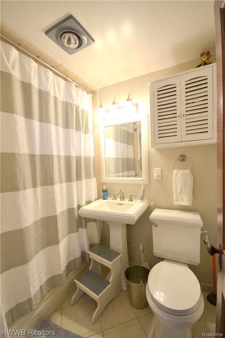 331 Parkdale Avenue Rochester, MI 48307 - Photo 18 of 23 Bath.JPG