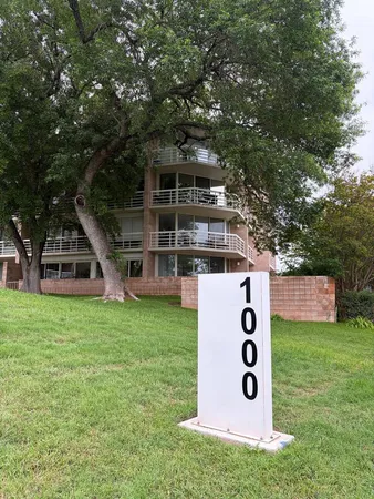$2,500 | 1000 Guadalupe Street, Kerrville, TX 78028
