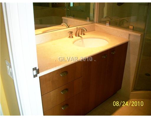2777 Paradise Road, Unit 1008 Las Vegas, NV 89109 - Photo 13 of 17 Master Bath/Spa.